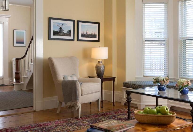 Отель Brass Lantern Inn