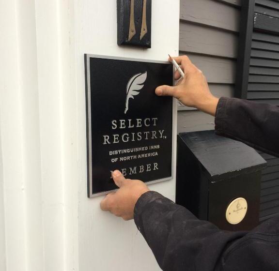 Отель Brass Lantern Inn