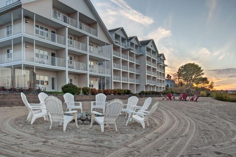 בית מלון כפרי Cherry Tree Inn & Suites