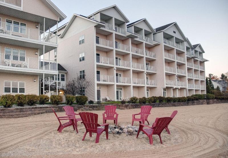 בית מלון כפרי Cherry Tree Inn & Suites