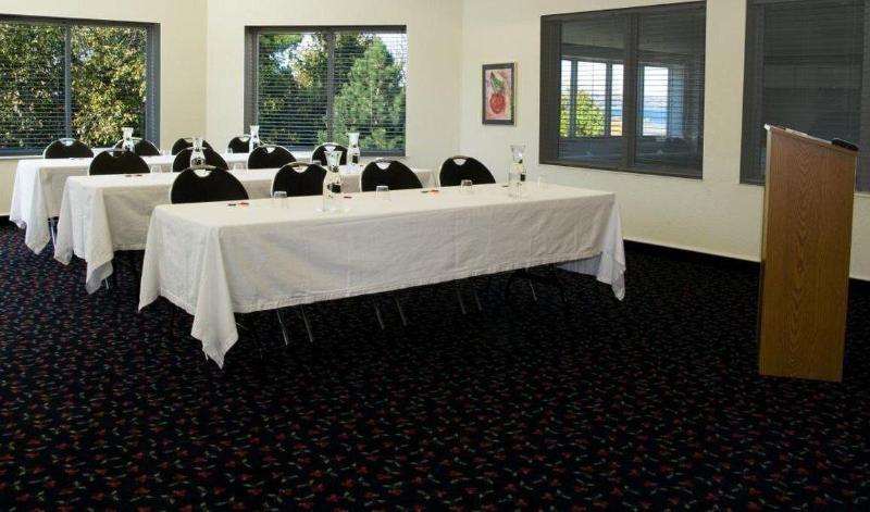 בית מלון כפרי Cherry Tree Inn & Suites