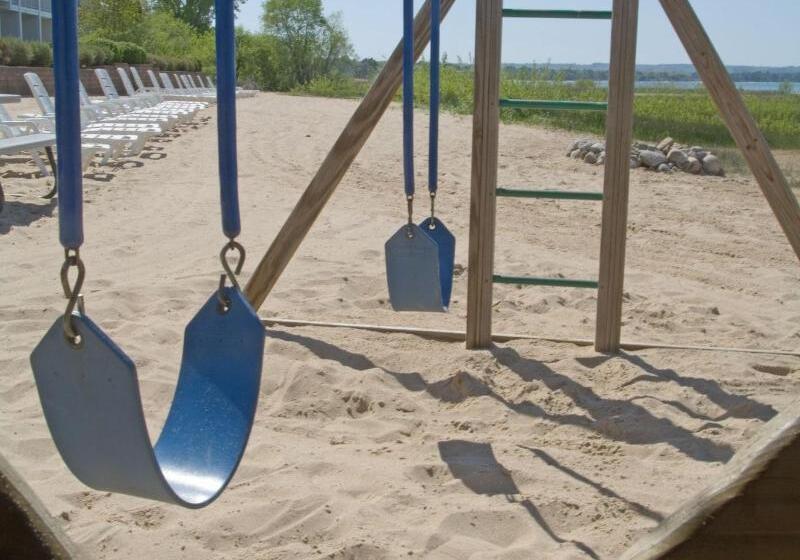 בית מלון כפרי Cherry Tree Inn & Suites