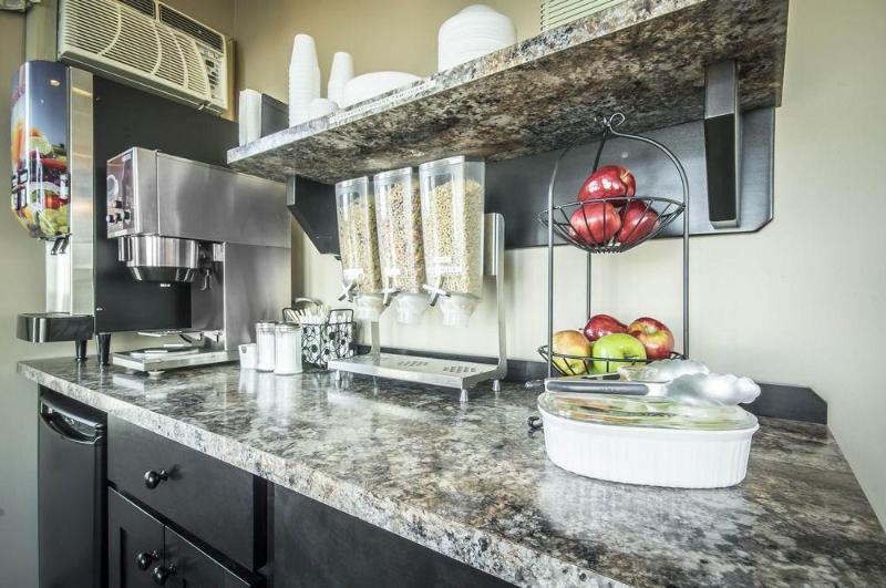 Отель Econo Lodge