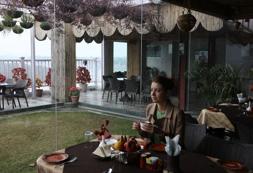 ホテル Ellbee Ganga View