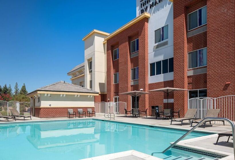 Отель Fairfield Inn & Suites By Marriott Visalia Tulare