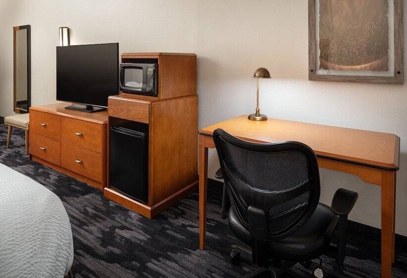 Отель Fairfield Inn & Suites By Marriott Visalia Tulare