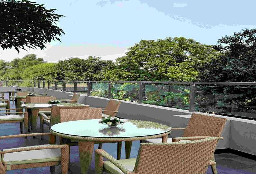 Отель Hometel Chandigarh