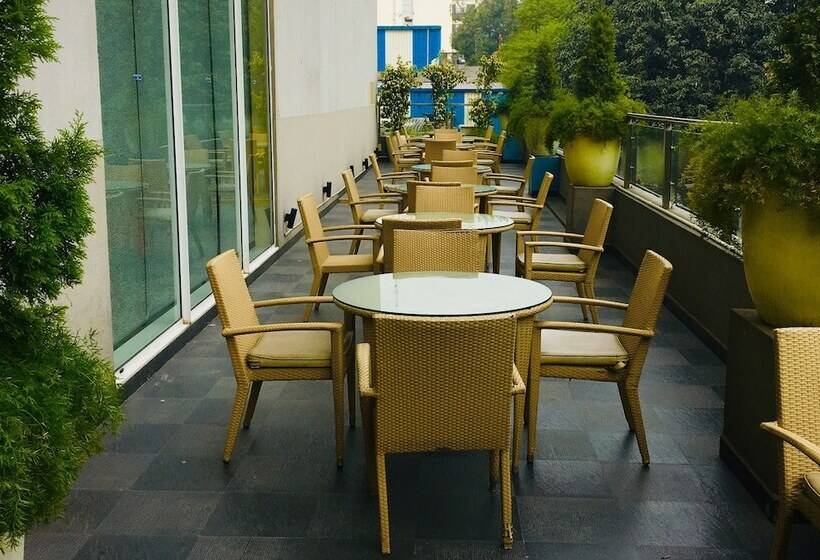 Отель Hometel Chandigarh