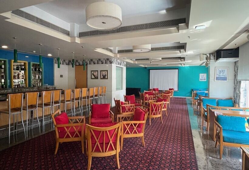 Отель Hometel Chandigarh