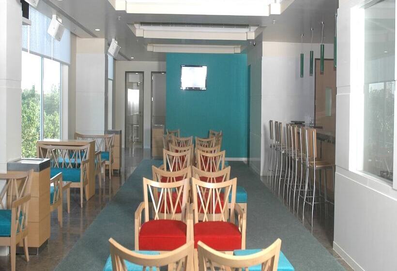 Отель Hometel Chandigarh