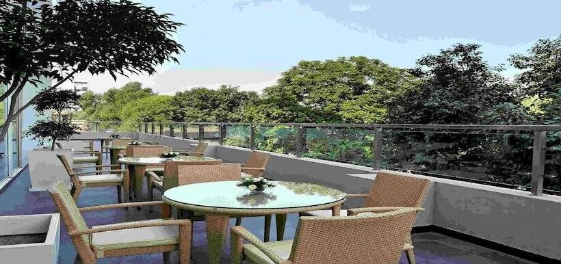 Отель Hometel Chandigarh