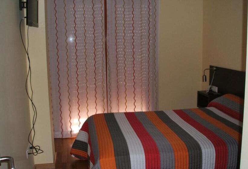 فندق Hostal Casasnovas