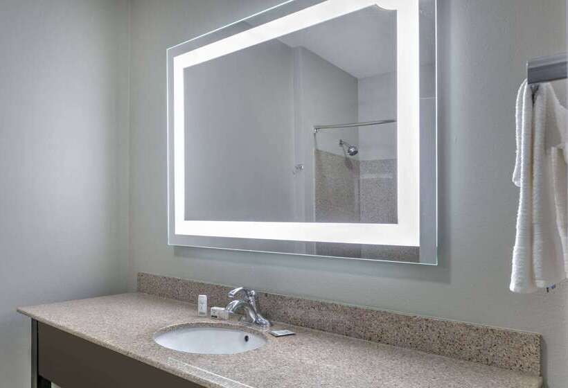 בית מלון כפרי La Quinta By Wyndham Tulsa Airport / Expo Square