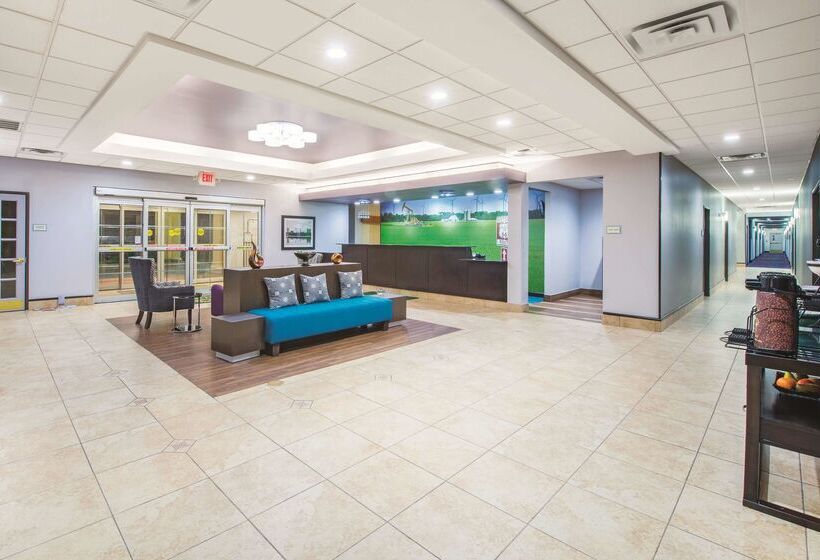 בית מלון כפרי La Quinta By Wyndham Tulsa Airport / Expo Square