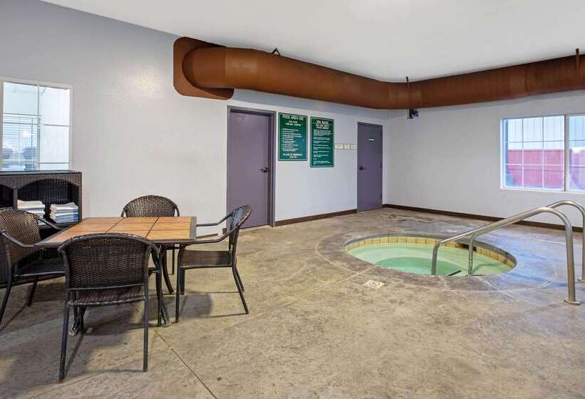 בית מלון כפרי La Quinta By Wyndham Tulsa Airport / Expo Square