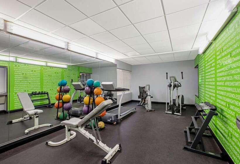 בית מלון כפרי La Quinta By Wyndham Tulsa Airport / Expo Square