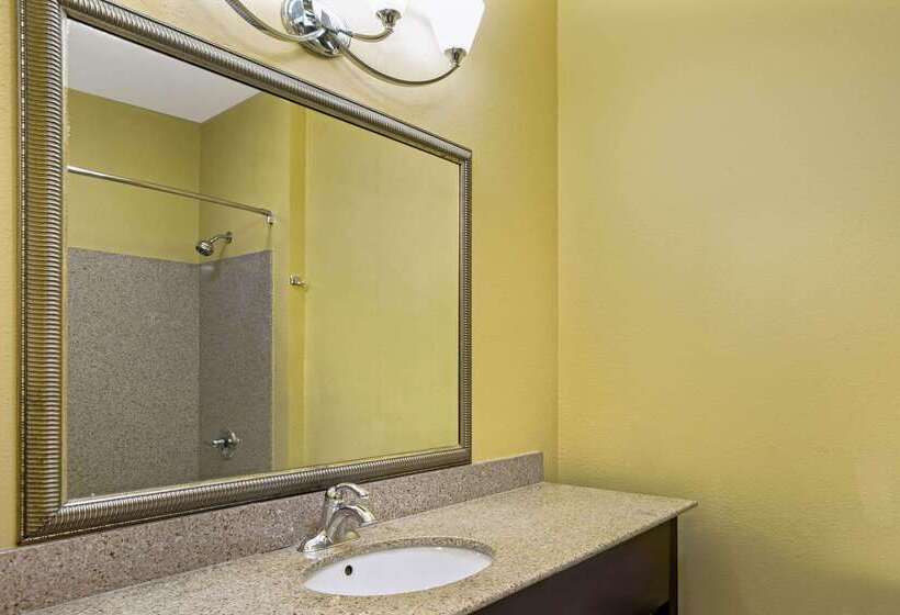 בית מלון כפרי La Quinta By Wyndham Tulsa Airport / Expo Square