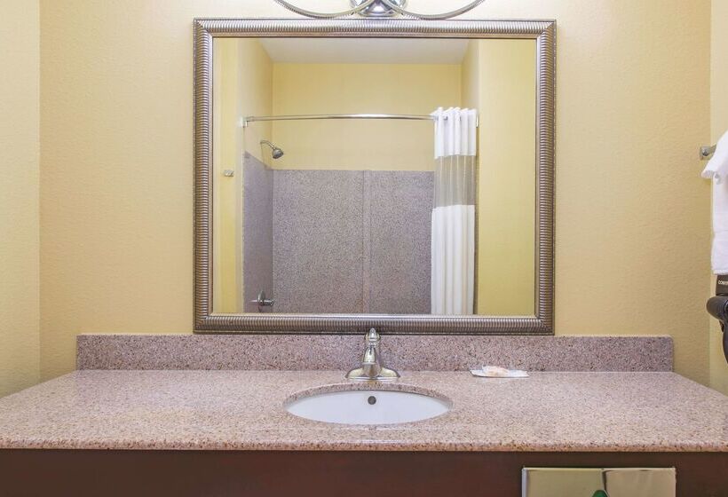 בית מלון כפרי La Quinta By Wyndham Tulsa Airport / Expo Square