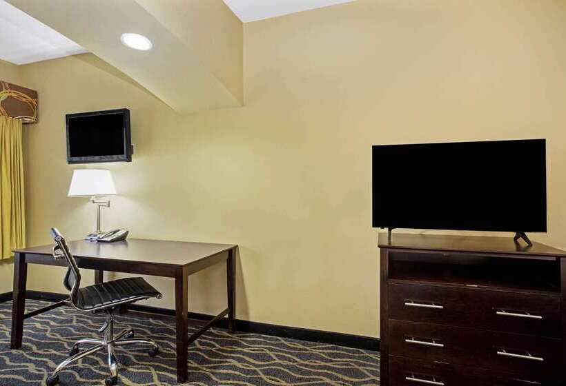 בית מלון כפרי La Quinta By Wyndham Tulsa Airport / Expo Square