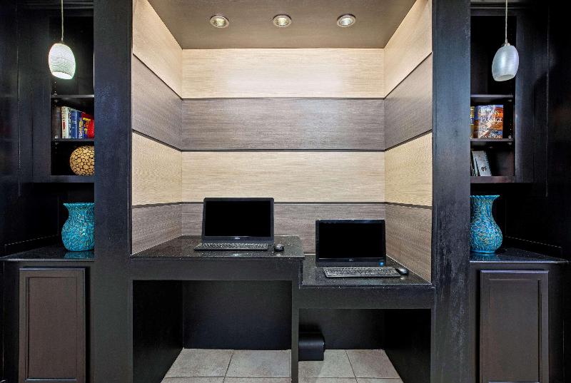 בית מלון כפרי La Quinta By Wyndham Tulsa Airport / Expo Square