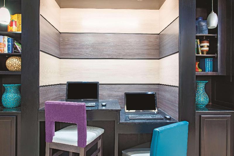 בית מלון כפרי La Quinta By Wyndham Tulsa Airport / Expo Square