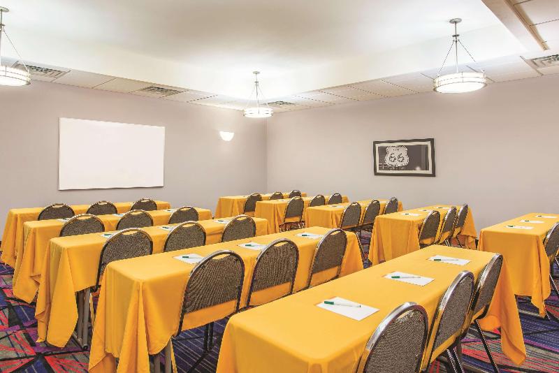 בית מלון כפרי La Quinta By Wyndham Tulsa Airport / Expo Square