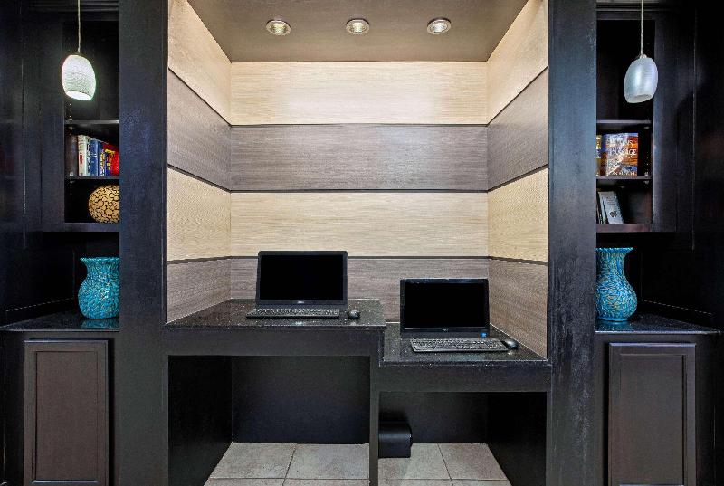 בית מלון כפרי La Quinta By Wyndham Tulsa Airport / Expo Square