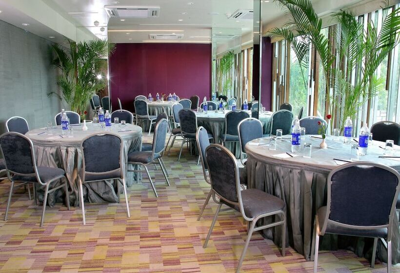 호텔 Marasa Sarovar Portico Rajkot