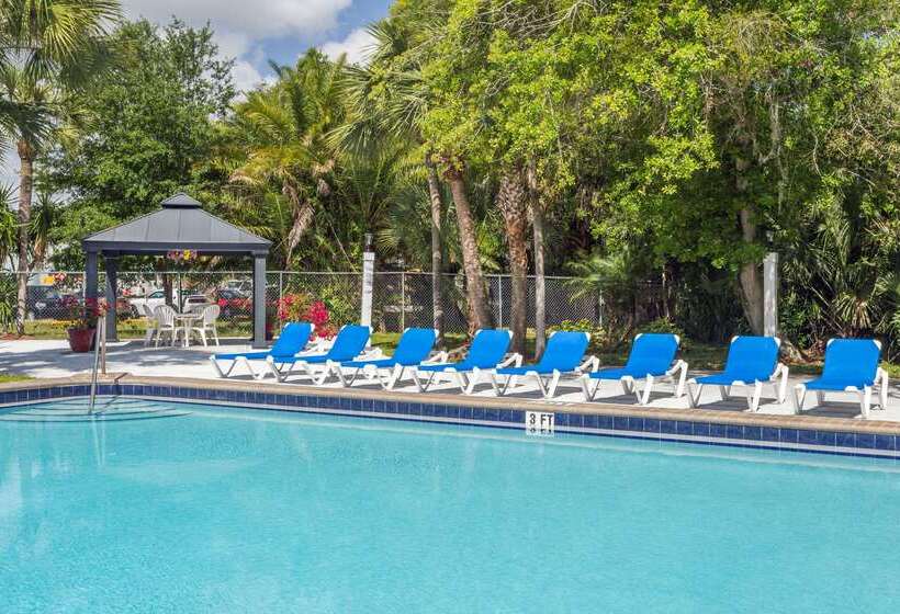 فندق Travelodge By Wyndham Lakeland