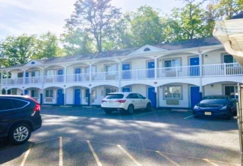 فندق على الطريق Studio Inn And Suites