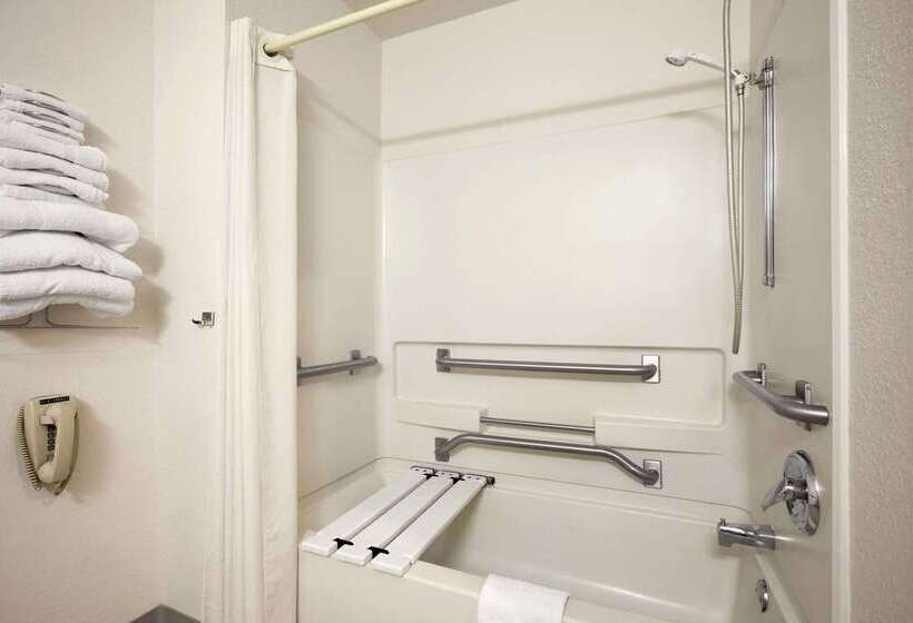 فندق على الطريق Quality Inn