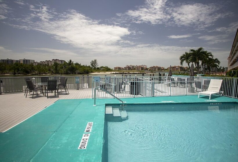 فندق على الطريق The Boathouse