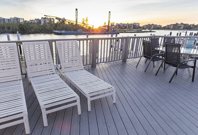 فندق على الطريق The Boathouse