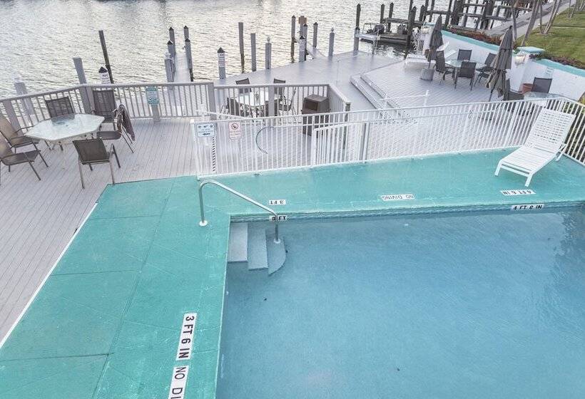 فندق على الطريق The Boathouse