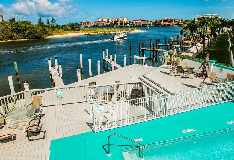 فندق على الطريق The Boathouse