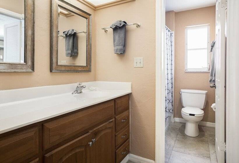 فندق على الطريق The Boathouse