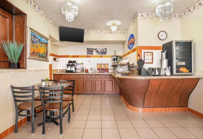 فندق Belmont Inn & Suites