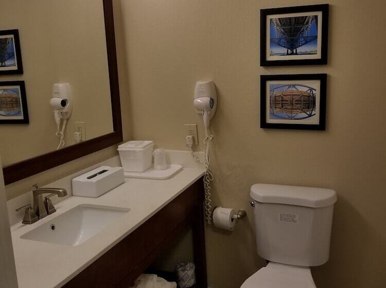 Отель Comfort Inn & Suites Airport