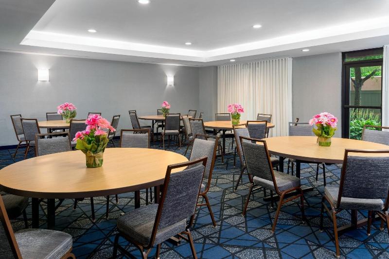 Отель Courtyard By Marriott Danbury