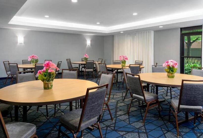 Отель Courtyard By Marriott Danbury