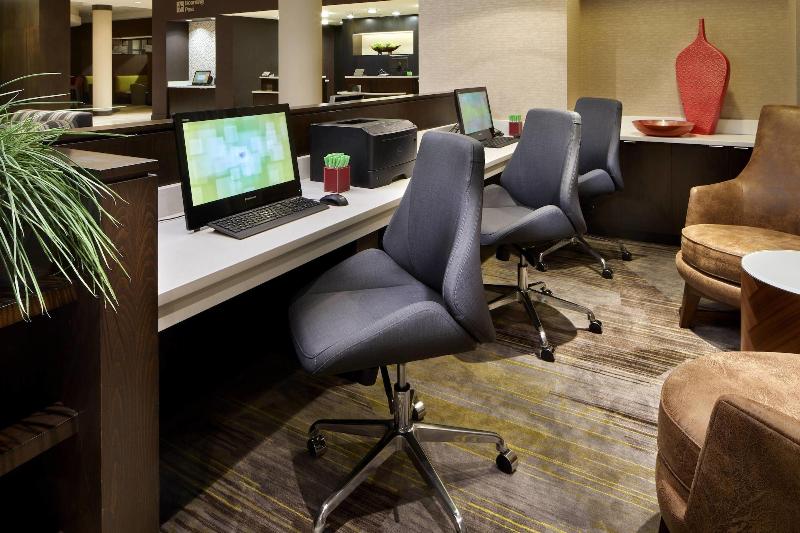 Отель Courtyard By Marriott San Antonio Six Flags At The Rim