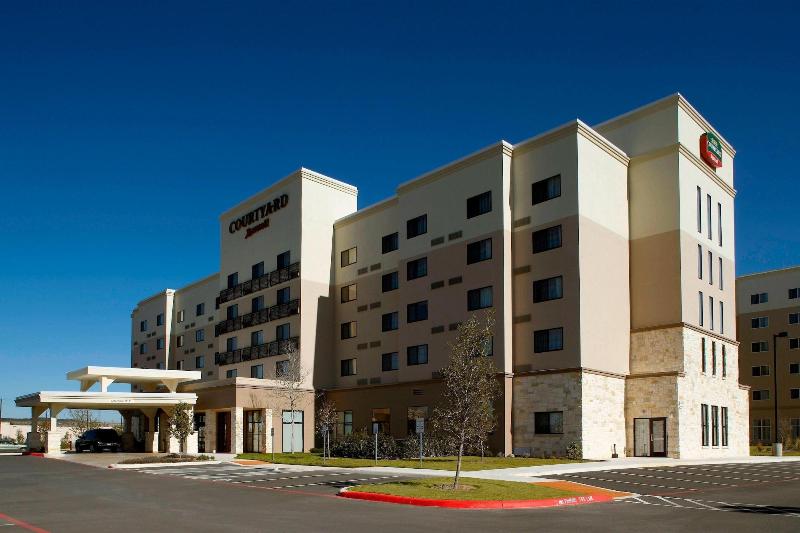 Отель Courtyard By Marriott San Antonio Six Flags At The Rim