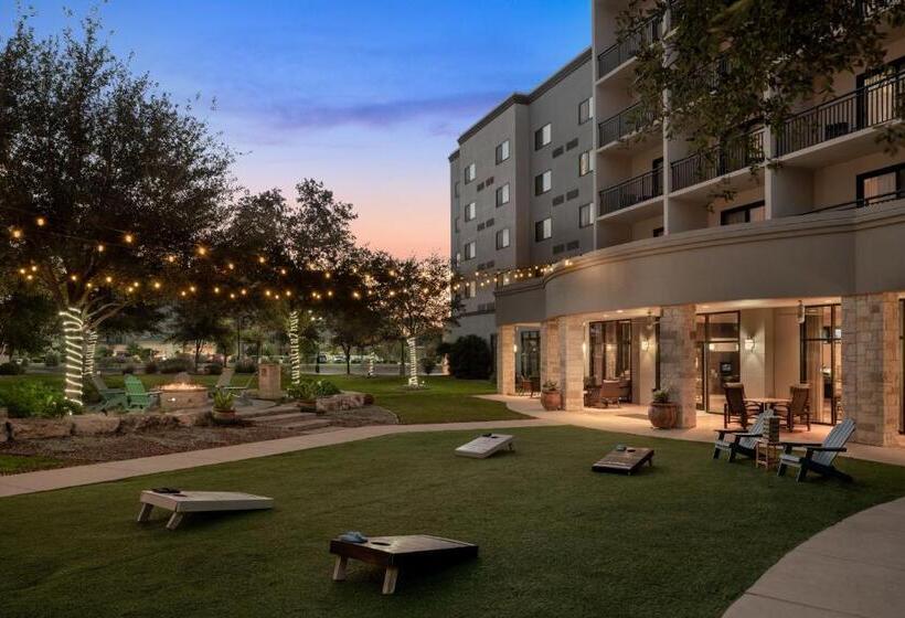 Отель Courtyard By Marriott San Antonio Six Flags At The Rim