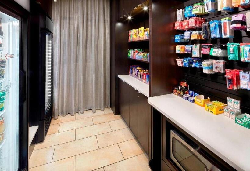 Отель Courtyard By Marriott San Antonio Six Flags At The Rim