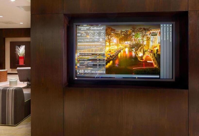 Отель Courtyard By Marriott San Antonio Six Flags At The Rim