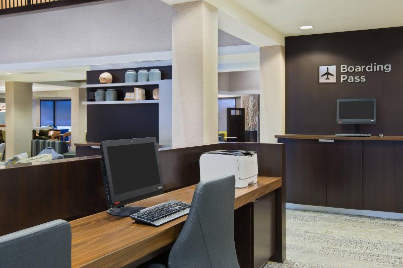هتل Courtyard By Marriott Springfield Airport