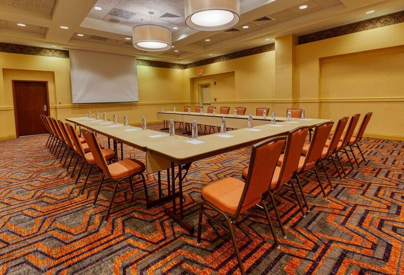 בית מלון כפרי Drury Inn & Suites Indianapolis Northeast