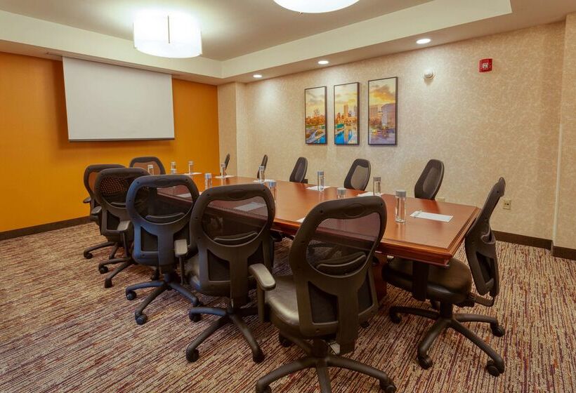 בית מלון כפרי Drury Inn & Suites Indianapolis Northeast