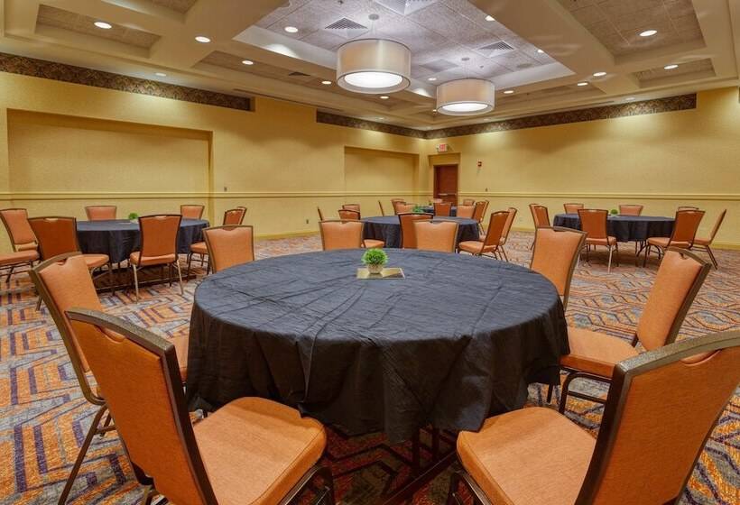 בית מלון כפרי Drury Inn & Suites Indianapolis Northeast
