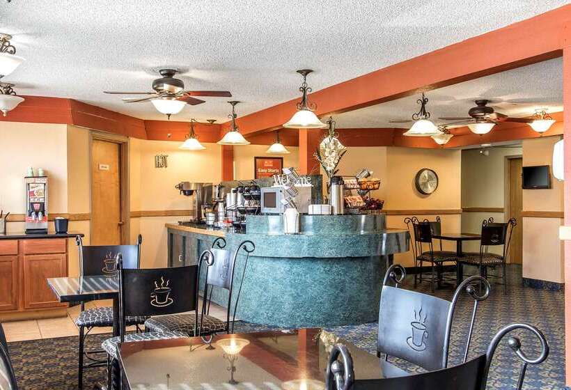 فندق Brentwood Inn Clinton